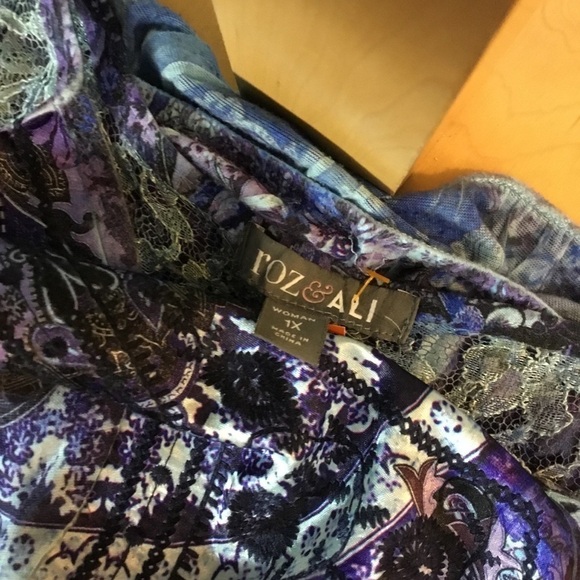 ROZ & Ali 1X keyhole tie front with cape sleeves floral lace detail in b… - Picture 13 of 14